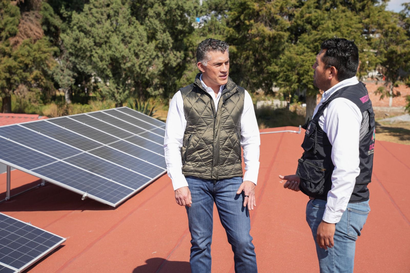 Alfonso Sánchez García supervisa resultados de su gestión ante gobierno del estado para dotar de captadores de agua pluvial y paneles solares a escuelas